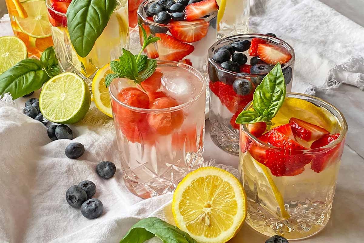 ICED SPARKLING INFUSSED WATER